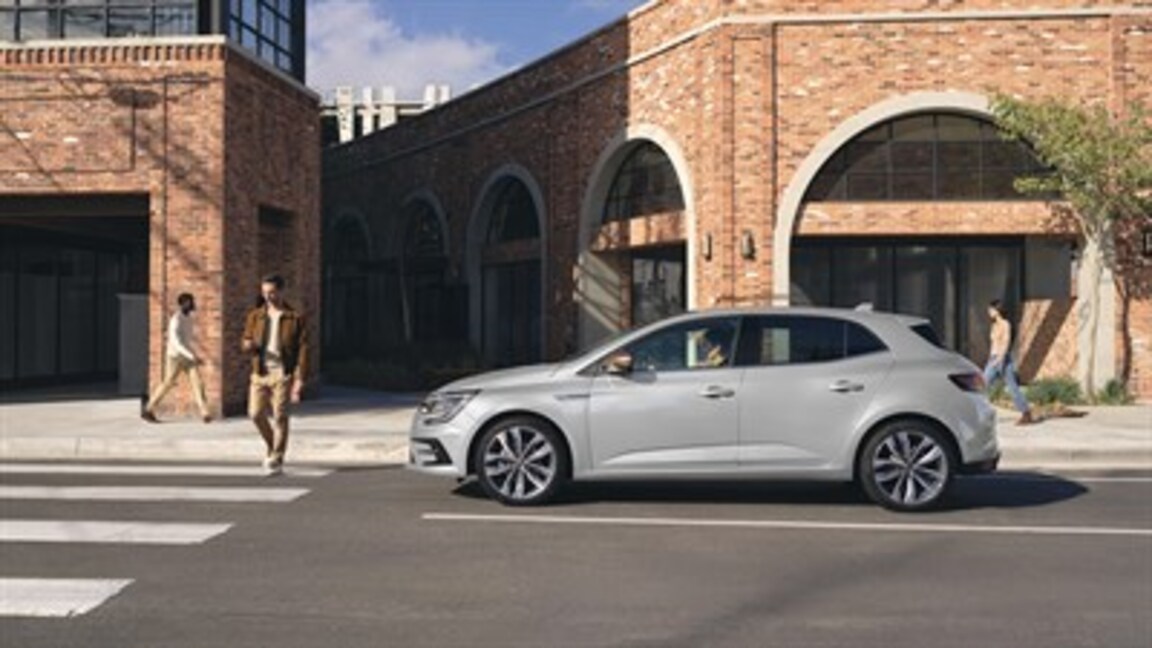 Izmantojiet braukšanas palīgsistēmas Renault EASY DRIVE